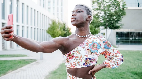 Stylowy Afrykański Czarny Transgender Model Górę Upraw Spódnica Biorąc Selfie — Zdjęcie stockowe