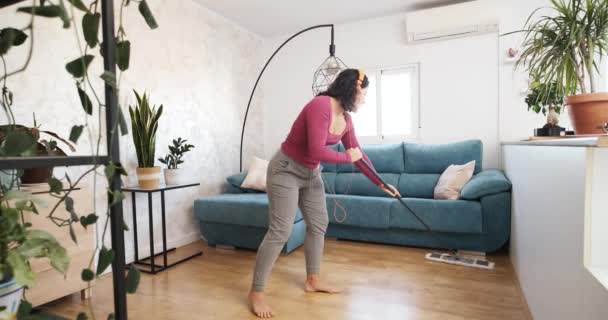 Mujer Caucásica Escuchando Música Cantando Con Auriculares Mientras Limpia Suelo — Vídeo de stock