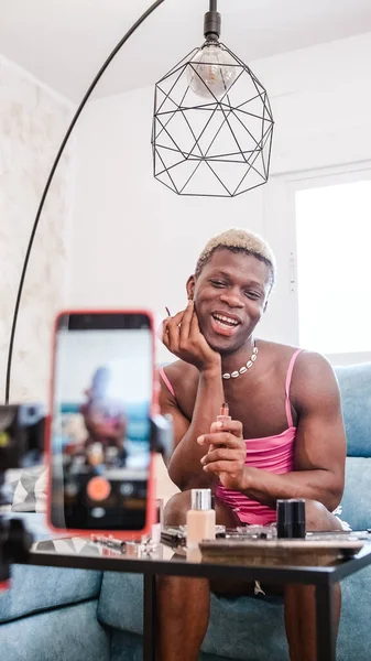 Influenciador Preto Transgênero Aplicando Batom Sorrindo Com Público Enquanto Sentado — Fotografia de Stock