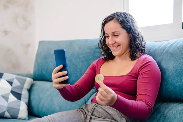 Mujer Feliz Compras Teléfono Celular Con Una Moneda Bitcoin Mano —  Fotos de Stock