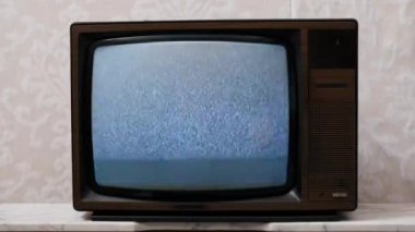 4K Video. Sinyali olmayan ve ekranda parazit etkisi olmayan eski televizyon. Retro ve televizyon kavramı.