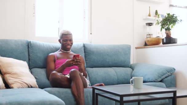 Вражений Афроамериканець Стильному Жіночому Одязі Який Пише Смартфон Слухає Голосове — стокове відео