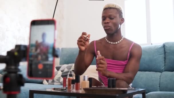 Τρανσέξουαλ Μαύρο Influencer Εφαρμογή Lipgloss Και Μιλώντας Κοινό Ενώ Κάθεται — Αρχείο Βίντεο