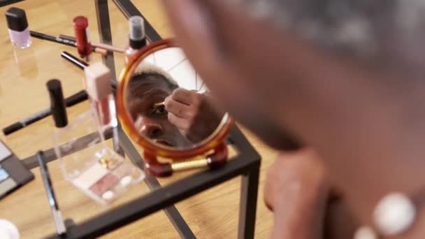Góry Afroamerykanin Osoba Niebinarna Patrząc Lustro Smarowanie Powiek Powiece Podczas — Wideo stockowe