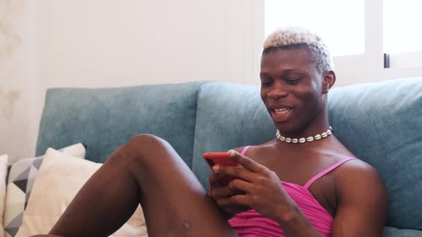 Fantastisk Afroamerikansk Man Snygga Feminina Kläder Sms Smartphone Och Lyssna — Stockvideo