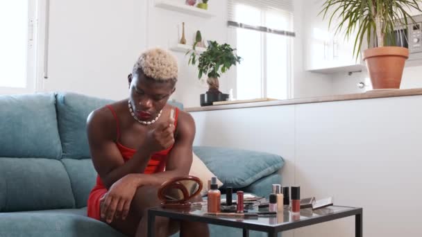 Africano Negro Con Collar Concha Labios Rojos Línea Dibujo Bajo — Vídeos de Stock