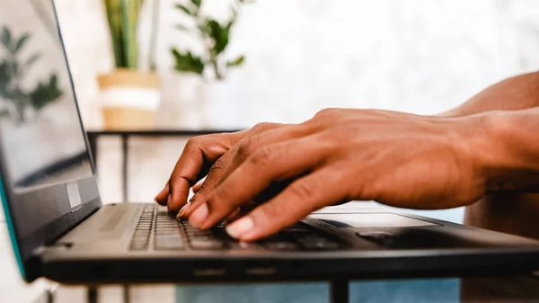 一个黑人在笔记本电脑键盘上打字的特写镜头 技术概念 — 图库照片