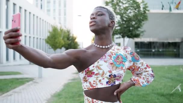 Melihat Sekeliling Model Transgender Kulit Hitam Afrika Yang Bergaya Atas — Stok Video