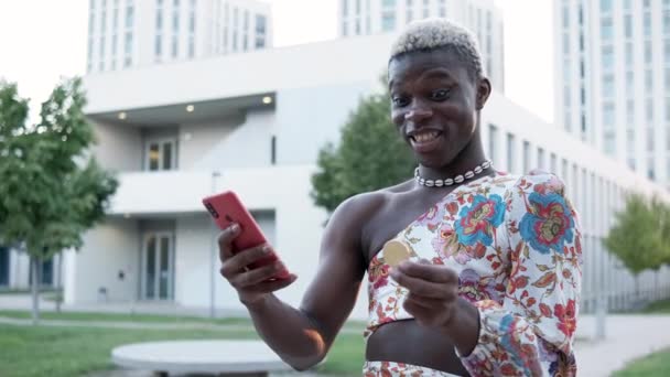 Молодий Чорношкірий Африканський Транссексуал Біткоїном Руці Мобільний Телефон Збуджений Його — стокове відео