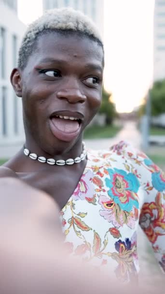 Boldog Fiatal Fekete Afrikai Transzszexuális Férfi Rövid Festett Haj Smink — Stock videók