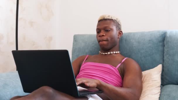 Transseksüel Adam Evdeki Kanepede Otururken Dizüstü Bilgisayar Kullanıyor Teknoloji Konsepti — Stok video