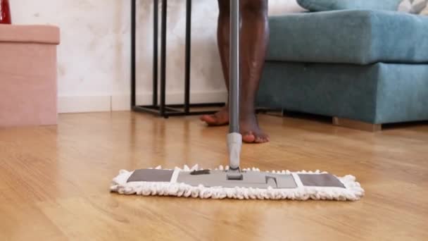 近视一个男人用拖把清扫他房子的地板 家务劳动和清洁概念 — 图库视频影像