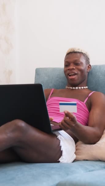 Negro Africano Transexual Hombre Con Tarjeta Crédito Escribiendo Teclado Del — Vídeos de Stock
