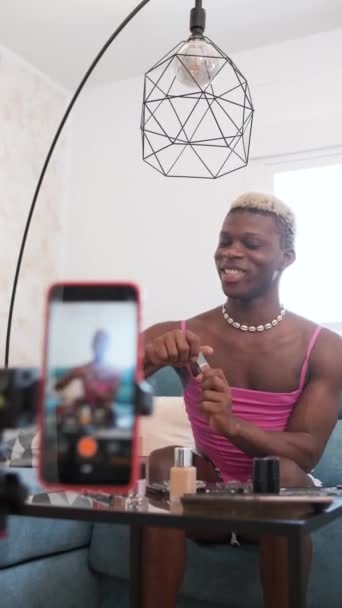 Transgender Svart Influencer Tillämpa Läppglans Och Tala Med Publiken Medan — Stockvideo