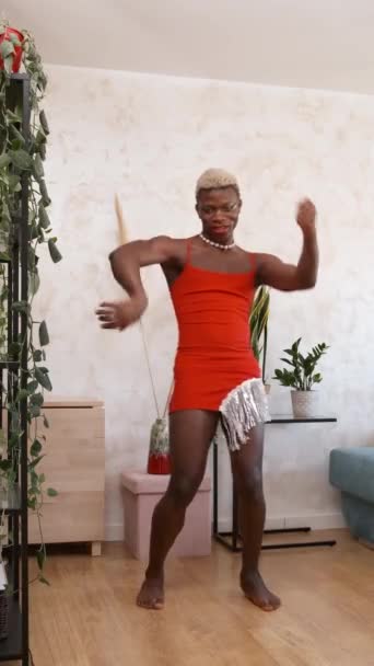 Descalço Afro Americano Vestido Vermelho Dançando Para Mídias Sociais Sala — Vídeo de Stock