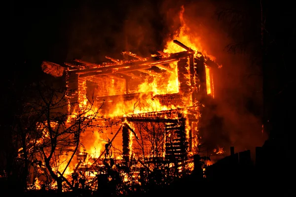 Casa in fiamme — Foto Stock