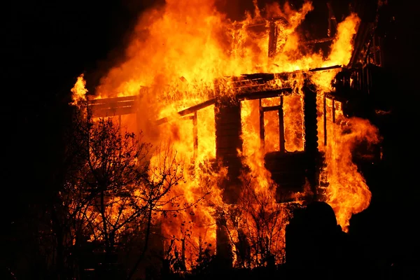 Дом в огне — стоковое фото