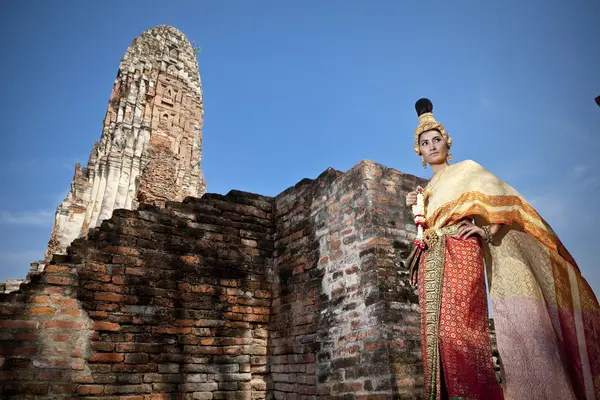 Mujer realizando danza tailandesa típica con fondo de templo estilo tailandés —  Fotos de Stock