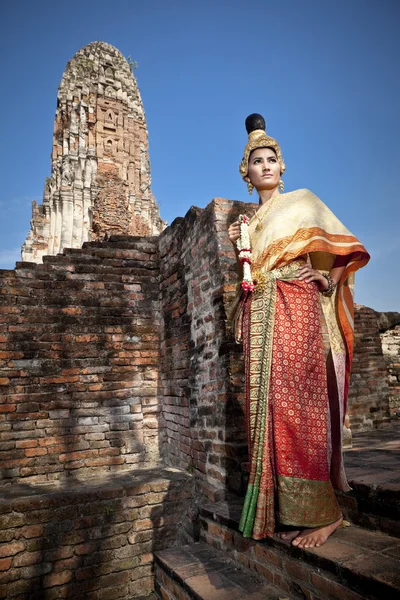 Kvinnan utföra typisk thailändsk dans med thailändsk stil tempel bakgrund — Stockfoto