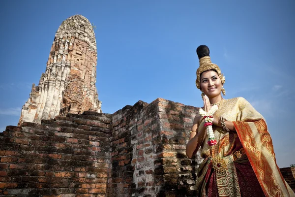 Žena provádějící typické thajské taneční thajském stylu chrámu zázemí — Stock fotografie