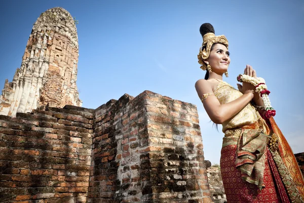 Mujer realizando danza tailandesa típica con fondo de templo estilo tailandés —  Fotos de Stock