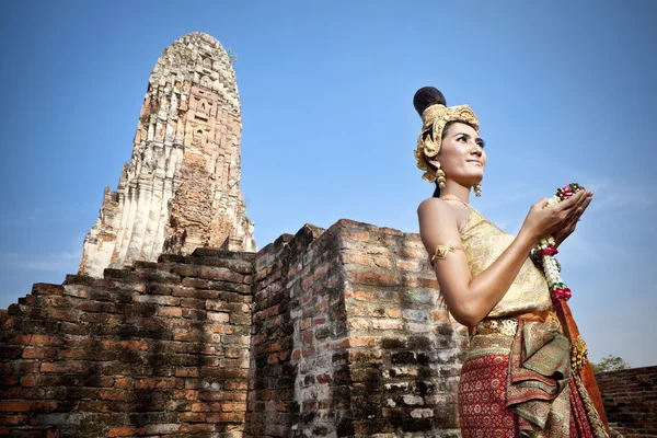 Frau führt typischen thailändischen Tanz mit Tempelhintergrund im thailändischen Stil auf — Stockfoto