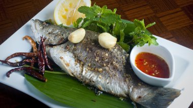 Fry red snapper beyaz plaka üzerinde