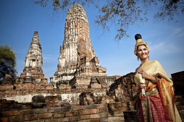 Kvinnan utföra typisk thailändsk dans med thailändsk stil tempel bakgrund — Stockfoto