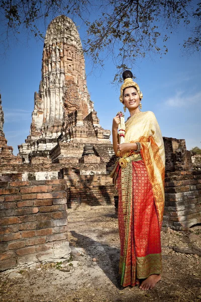 Mujer realizando danza tailandesa típica con fondo de templo estilo tailandés —  Fotos de Stock