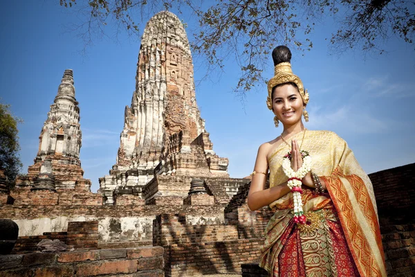 Kvinnan utföra typisk thailändsk dans med thailändsk stil tempel bakgrund — Stockfoto