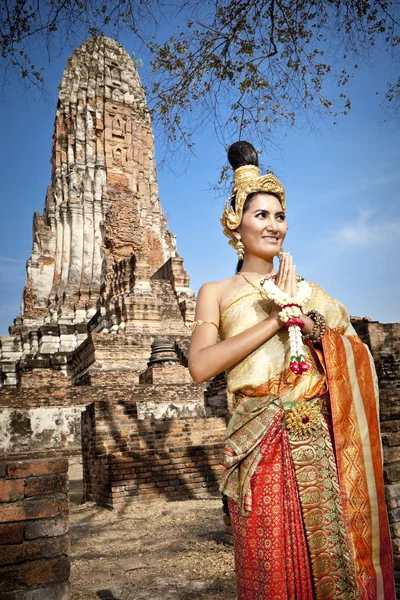 Frau führt typischen thailändischen Tanz mit Tempelhintergrund im thailändischen Stil auf — Stockfoto