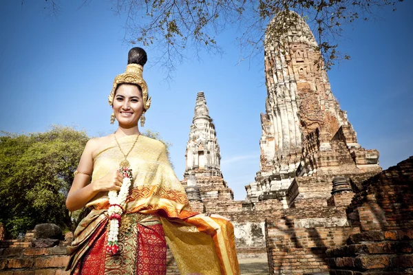 Žena provádějící typické thajské taneční thajském stylu chrámu zázemí — Stock fotografie