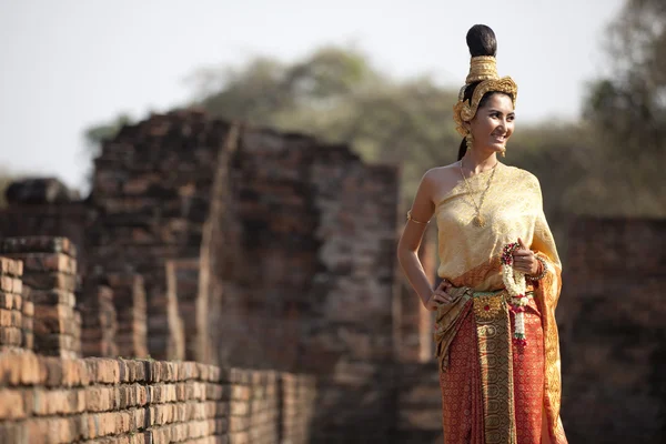 执行典型的泰国舞蹈与泰式寺庙背景的女人 — 图库照片