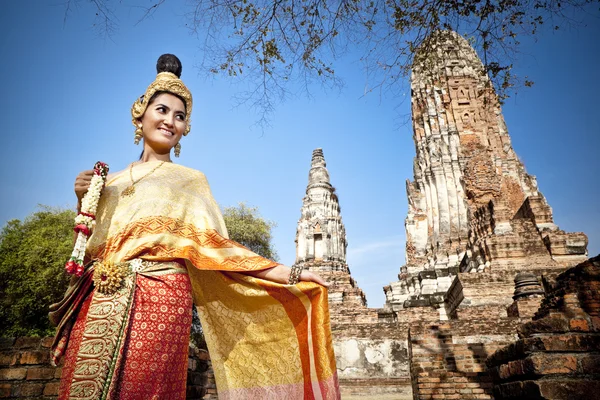 Mulher realizando dança típica tailandesa com fundo do templo estilo tailandês — Fotografia de Stock