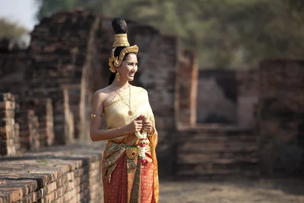 Женщина, исполняющая типичный тайский танец на фоне храма в тайском стиле — стоковое фото