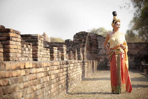 执行典型的泰国舞蹈与泰式寺庙背景的女人 — 图库照片