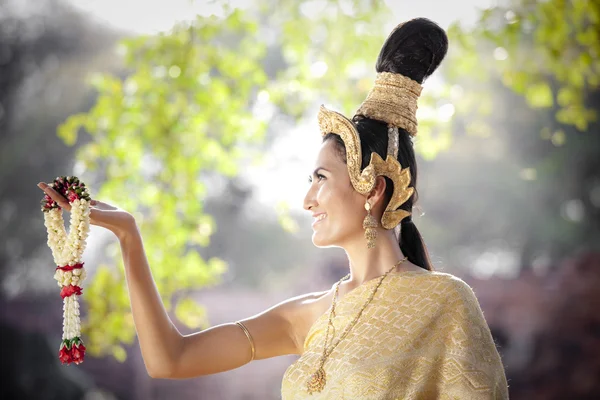 Mujer con vestido típico tailandés con fondo de templo de estilo tailandés —  Fotos de Stock