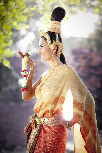 Vrouw dragen typisch Thaise jurk met Thaise stijl tempel achtergrond — Stockfoto