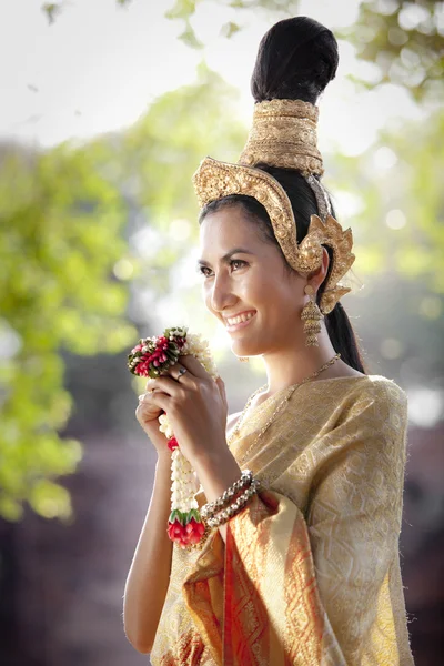 Vrouw dragen typisch Thaise jurk met Thaise stijl tempel achtergrond — Stockfoto