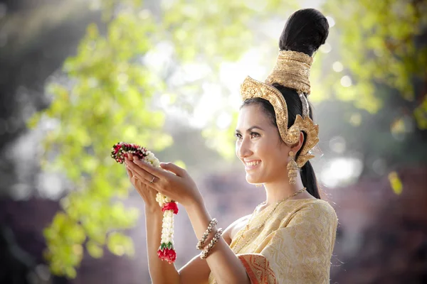 Vrouw dragen typisch Thaise jurk met Thaise stijl tempel achtergrond — Stockfoto