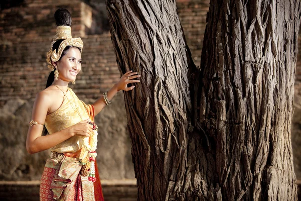 Donna che indossa tipico abito thai con thai stile tempio sfondo — Foto Stock