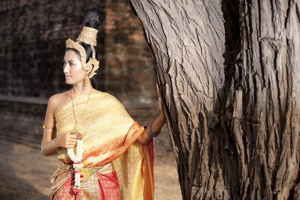 Mujer con vestido típico tailandés con fondo de templo de estilo tailandés — Foto de Stock