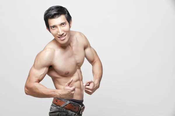 Kuva lihaksikas mies poseeraa — kuvapankkivalokuva