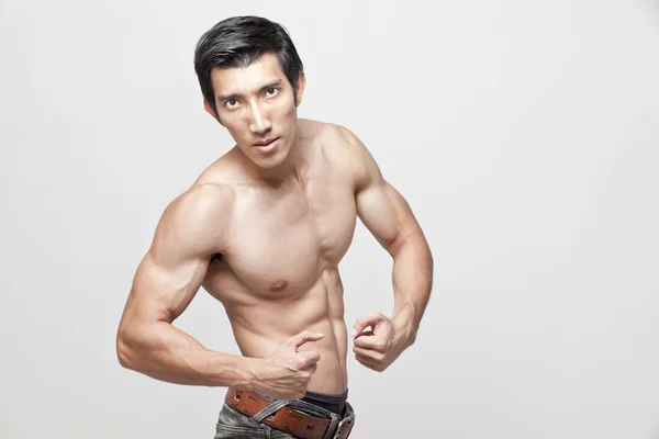 Imagen del hombre muscular posando — Foto de Stock