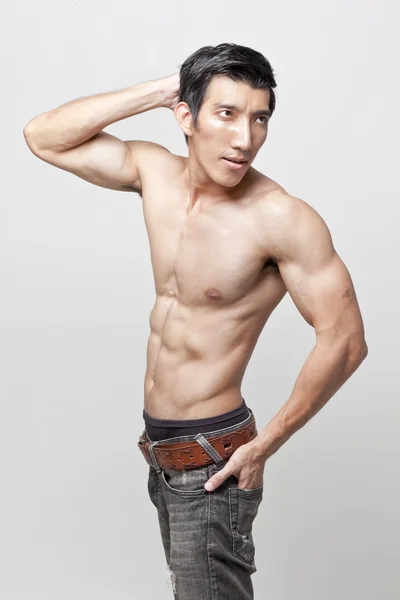 Imagen del hombre muscular posando — Foto de Stock