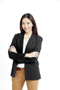 katlanmış elle beyaz arka plan ayakta mutlu genç iş kadını portresi