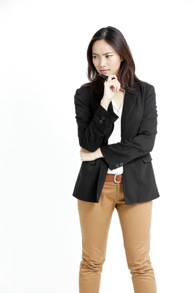 Portret van jonge zakenvrouw met een pen in haar hand — Stockfoto