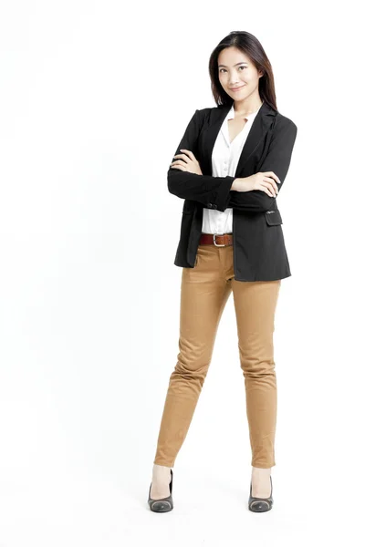 Portret van een gelukkige jonge zakenvrouw permanent met gevouwen hand tegen witte achtergrond — Stockfoto