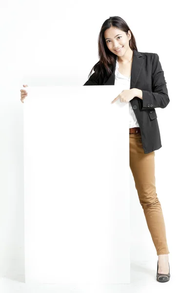 Femme d'affaires tenant une bannière publicitaire . — Photo