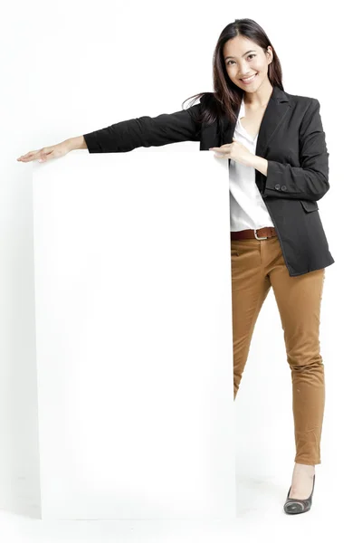 Biznes kobieta trzyma banerów reklamowych. — Zdjęcie stockowe